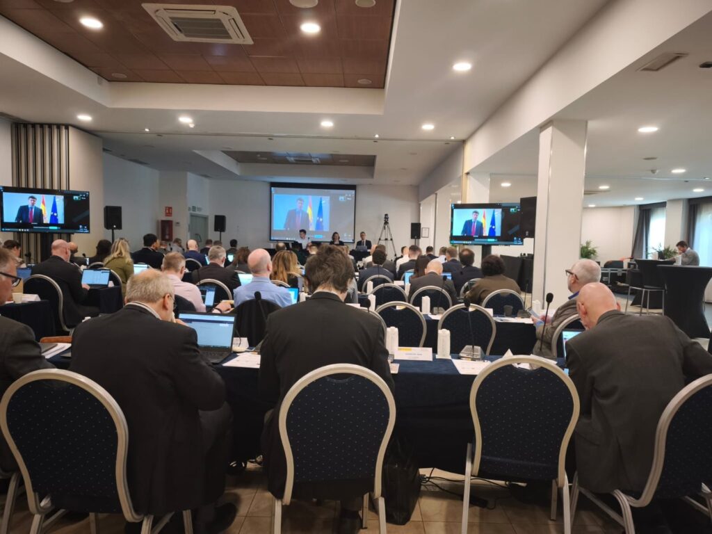 Sala del 66th ECC Meeting con producción audiovisual en Málaga