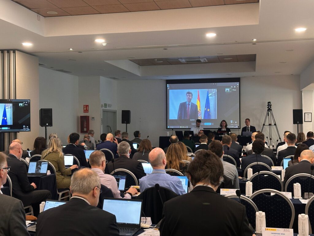 Sesión plenaria del 66th ECC Meeting con pantallas audiovisuales en Málaga