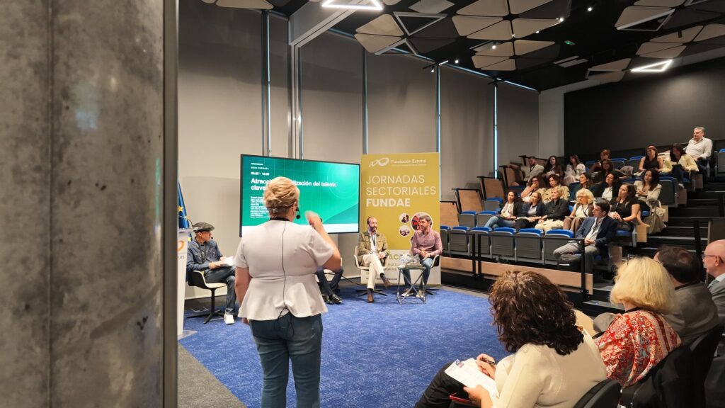 Apertura de la II Jornada Fundae de Carpas y Estructuras Móviles con el público en la sede de Fundae en Madrid